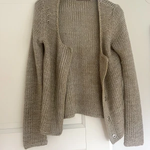 Brun glittrig kofta - Säljer min jöttesöta bruna kofta med lite glitter på!!🫶🏽 Storlek S