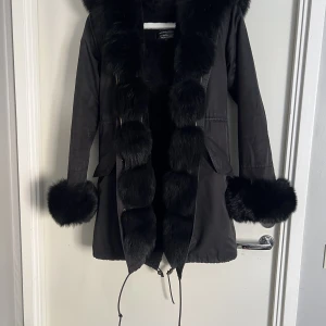 Black Fur Parka - Äkta päls vid luvan, längst dragkedjan och vid handleden. Går att ta loss pälsen vid tvättning. Endast haft den en vinter. 