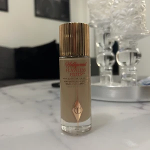 Charlotte tillbury Hollywood flawless filter - Charlotte tillbury Hollywood flawless filter, endast swatchad. Säljes pga fel färg för min hudton, helt full. Färg nummer 4/ medium. 