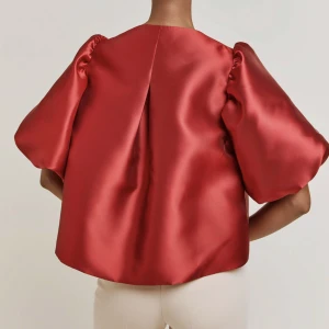 By Malina blus - Röd supersöt blus från By Malina. Köpt för 1899kr, använd två gånger❤️