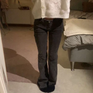 Mörkgråa jeans  - Lowrise Jeans från H&M i strl 34 Innerbenslängd: 82cm Midjemått: 37 cm tvärs över    Har lite defekter på nedre delen av vänstra benet