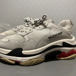 Balenciaga Triple S 41 - Kommer med box och dustbag. Tyvärr saknas innersulorna.