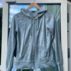 Ljusa turquoisa mjukisar  - Jätte fin färg med fina silver detaljer. Går att matcha med det mesta färger. Väl använd men har hållit skicket bra. Har ett par matchande byxor till. Byxorna är mindre använda. Priset för båda. Byxor i L och tröja i M