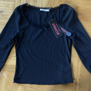 söt topp - En jättefin topp från romwe. Aldrig använd, har fortfarande lappen kvar. Skriv för frågor eller fler bilder 🩷