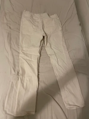 Vita Skinny jeans  - Inte slitna, använda runt 3 gånger