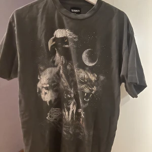 Grå T-shirt  - Säljer denna gråa T-shirt från ”The People VS”. Inte använt så mycket, men den är bekväm och kan användas till vardags såsom hemma och sova. 