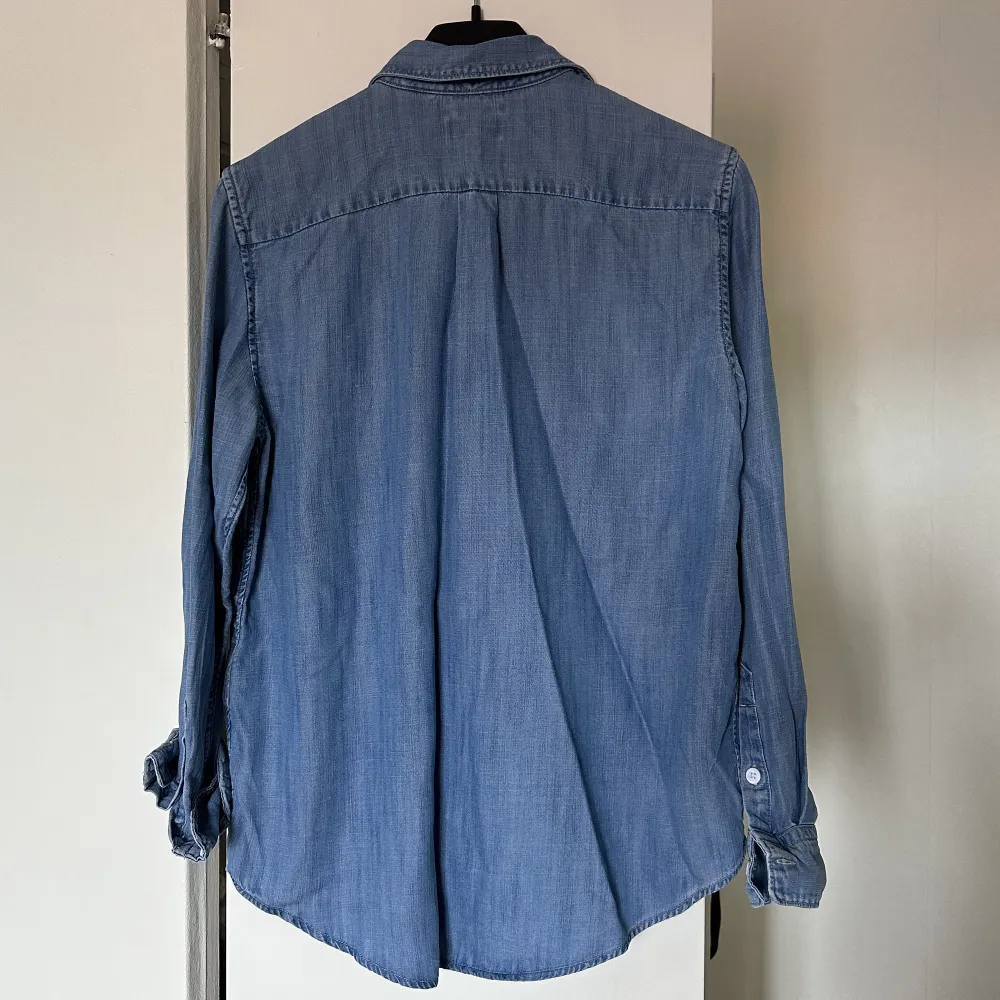 Blå jeansskjorta från Levis i modell boyfriend fit 💙storlek XS men känns mer som S. Skjortor.