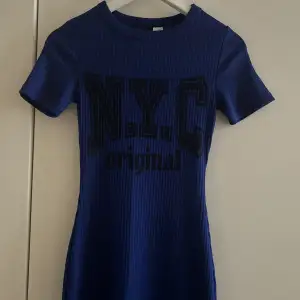 Säljer nu denna superfina blå knälånga klänningen ifrån H&M då den tyvärr inte kommer till användning längre. Klänningen har inga defekter🤍Vid frågor är det bara att höra av sig🤍