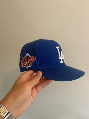 New Era LA Keps  - Bra skick! Storlek 7 & 3/8 eller 58,7 cm.  Bara att skriva för fler bilder eller frågor! Pris kan diskuteras 