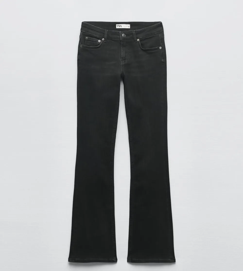 Säljer dessa snygga svarta jeans från zara som är helt slutsålda, köpt för 399 och är i storlek 38. Jeans & Byxor.
