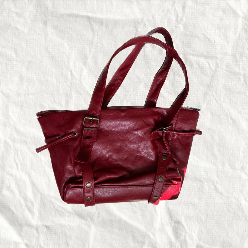Dolce & Gabbana väska (vet ej om den e riktig elr ej)  Går bra att trycka på ”köp nu”🍒. Väskor.