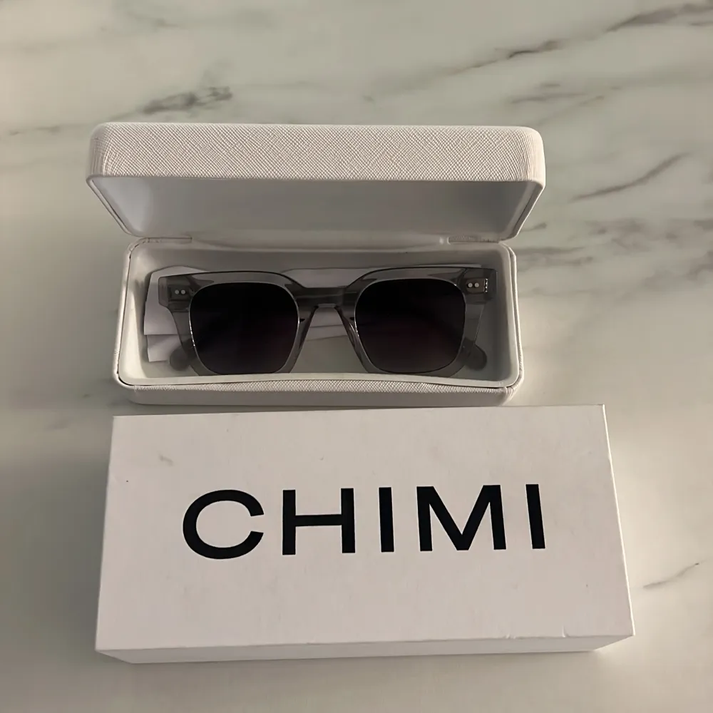 Säljer nu mina Chimi glasögon färg grey modell 04. Accessoarer.