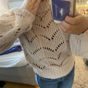 Stickad kofta  - Säljer denna superfina stickade tröja ifrån samsoe samsoe💕 finns inte slitage ifrån den. Köpte koftan för 1500 ungefär