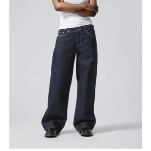 Weekday jeans - Jeans i modellen Ample low loose jeans från Weekday i storlek W28 L34 som är slutsåld på hemsidan! Skriv vid intresse💕
