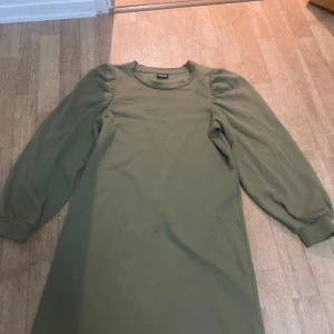 GRÖN KLÄNNING  - Hej! Säljer en jätte fin klänning från märket Pieces från Vero Moda i storlek S. Den e lite nopprig men de är inget som märks. Org pris 499 kr. Köparen står för frakten💕