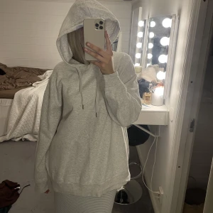 Tröja - Säljer denna oversize hoddie helt oanvänd. Skriv för fler bilder och vid intresse.🤍