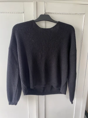 Stickad tröja  - Svart stickad tröja med öppen rygg och spets från only i storlek L men skulle säga att den med är som en S/M