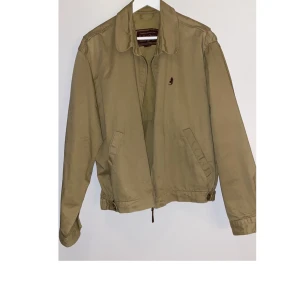 Jacka Malboro Classics - Supersnygg jacka ifrån malboro classics i 100% bomull. Herrstorlek 50! Men passar perfekt lagom oversized på mig som oftast har storlek M i tröjor och toppar! Köpte den second hand för 9 år sedan, aldrig använt den själv!