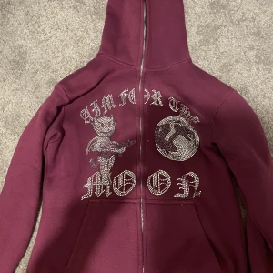 Aim for the moon - Ganska använd. Några stenar lossnat. Men zipen är helt fungerande