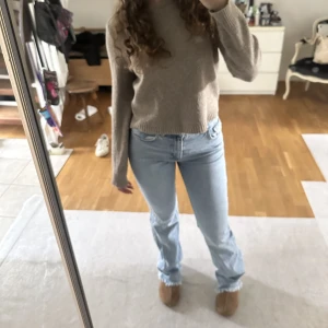 Jeans med detalj - Så snygga jeans med detalj längst ned, de är från ginatricot och är helt slutsålda 🥲😍de är i storlek 38, men passar mig som vanligtvis har 36!!frakt ingår inte 