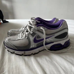 Vintage skor - Säljer dessa supersnygga Nike skor, grå färg med lila detaljer. 