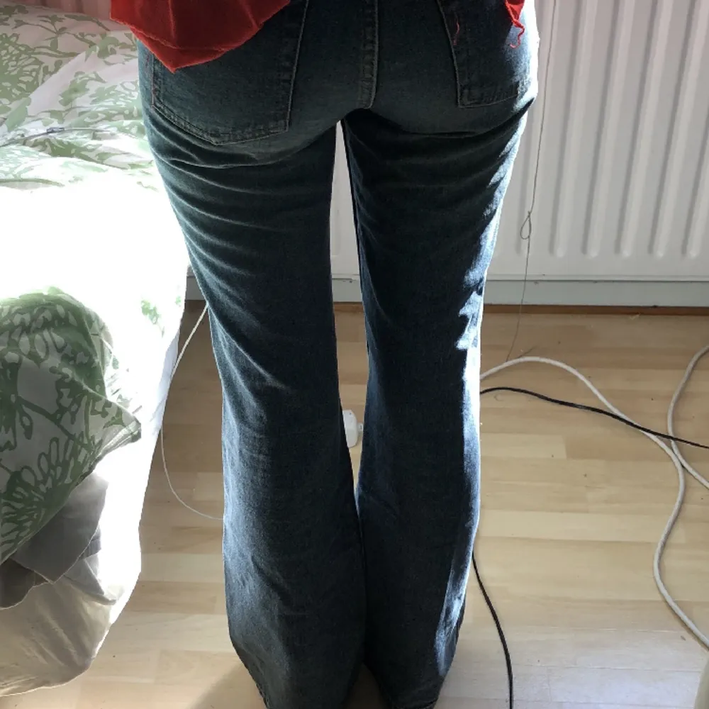 Super snygga jeans som är lite 70-tals typ. Är flared men med en lite högre midja. 100 + 50 kr frakt. Skriv för mer info och bilder💘. Jeans & Byxor.