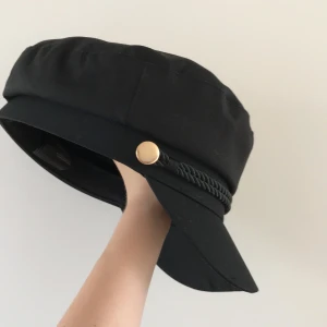 Svart hatt - Lite grunge downtown girl feeling! Super bra skick! Säljer eftersom den blivit för liten💛