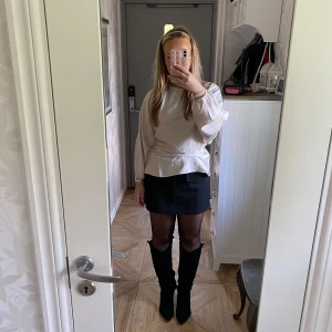 Svart lågmidjad kjol - Lågmidjad kjol från Pull&Bear. Jag har storlek L på bilden men kjolen jag säljer är i storlek M (den har blivit för liten) Väldigt liten i storleken så rekommenderar att gå upp en eller två storlekar. Går ej att få tag på. Midjemått: 38cm (mätt rätt över)