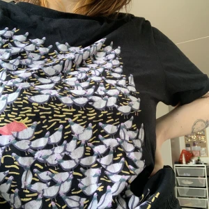 T-shirt  - Svart T-shirt med tryck. Köpt på everpress. 