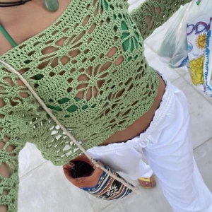 Virkad tröja  - Supersöt virkad tröja med hål i blommigt mönster