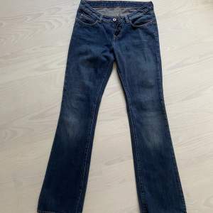 Snygga mörkblåa jeans som är lite bootcut och lågmidjade.