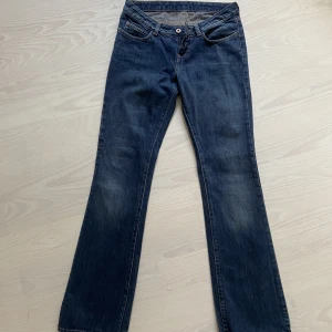 Supersnygga lågmidjade jeans - Snygga mörkblåa jeans som är lite bootcut och lågmidjade.