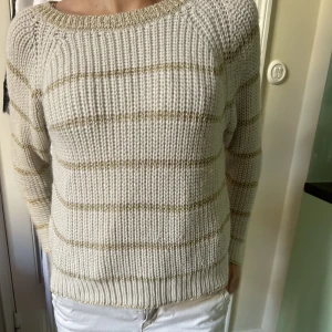 Tröja - Jättesöt stickad tröja med fina detaljer, storlek onesize(xs/s) och inga synliga defekter❤️