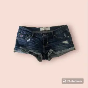 Jag säljer mina hollister jeans short då dom är för små för mig, knappt använda men har en liten skada vid dragkedjan som går att laga, skriv vid intresse eller frågor 💕