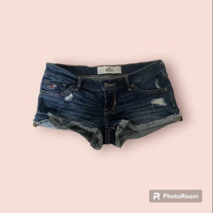 Hollister shorts - Jag säljer mina hollister jeans short då dom är för små för mig, knappt använda men har en liten skada vid dragkedjan som går att laga, skriv vid intresse eller frågor 💕