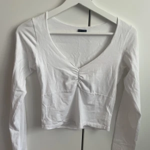 Långärmad tröja  - Vit, lite croppad, långärmad tröja från Brandy Melville. Används inte längre🤍😔