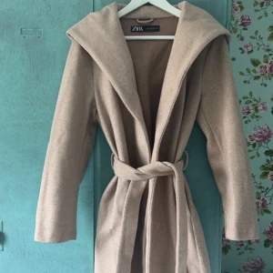 Kappa - Rosa kappa. Kan vara nopprig men går säkert att ta bort. Har färgats lite av min mocka jacka. 