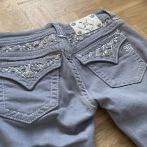 Säljer dessa helt oanvända gråa Miss me jeans med coola detaljer! Lappen sitter kvar och de är äkta💓