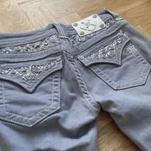 Miss me Jeans  - Säljer dessa helt oanvända gråa Miss me jeans med coola detaljer! Lappen sitter kvar och de är äkta💓