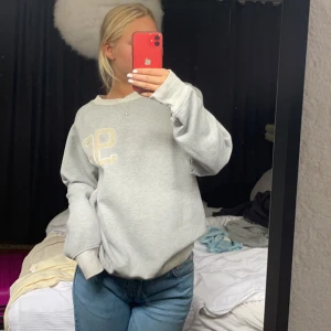 Vintage grå tröja - En vintage ljusgrå tröja, skitsnygg. Fint skick i storlek L