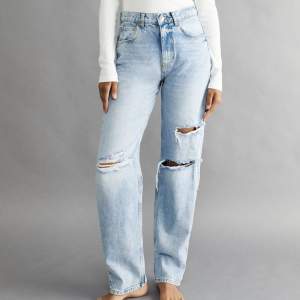 Jeans från Ginatricot 90s petite high waist jeans, pale blue destr (32)  Mina egna bilder går att få! 💗 