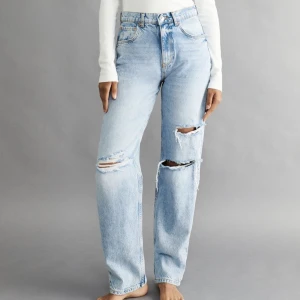 Jeans petite - Jeans från Ginatricot 90s petite high waist jeans, pale blue destr (32)  Mina egna bilder går att få! 💗 