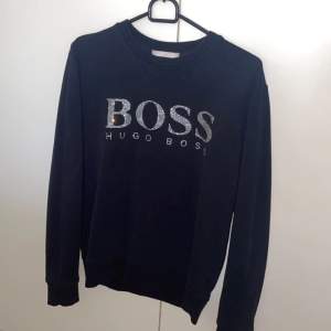 Tänker sälja min glitter Hugo boss tröja eftersom den inte kommer till nån användning längre, ord pris 1200kr, har inga fel på tröjan, priset kan diskuteras vid snabbköp