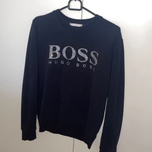 Hugo Boss - Tänker sälja min glitter Hugo boss tröja eftersom den inte kommer till nån användning längre, ord pris 1200kr, har inga fel på tröjan, priset kan diskuteras vid snabbköp