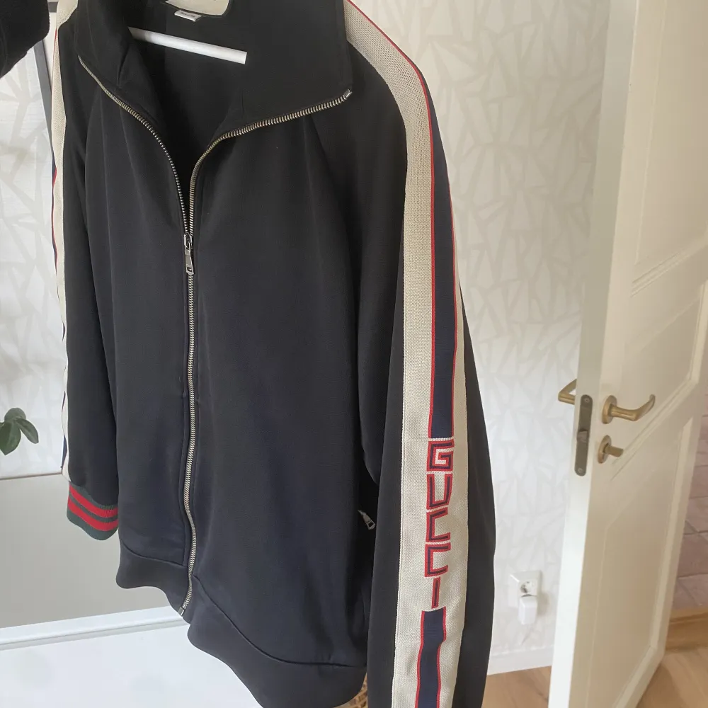 Säljer en fin Gucci tröja/jacka! Perfekt nu till hösten med en tröja/hoodie under blir det som en jacka! Tröjan/jackan är i bra skick!  Storlek: Medium  4500kr. Jackor.