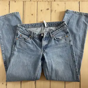 Säljer mina supersnygga arrow low jeans från weekday i mörkblått. Dessa är så uppskattade men säljer pga att dem inte längre kommer till användning. Dem är väldigt sparsamt använda!