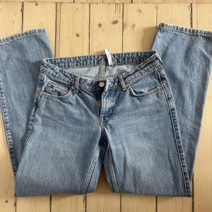 Arrow low jeans - Säljer mina supersnygga arrow low jeans från weekday i mörkblått. Dessa är så uppskattade men säljer pga att dem inte längre kommer till användning. Dem är väldigt sparsamt använda!