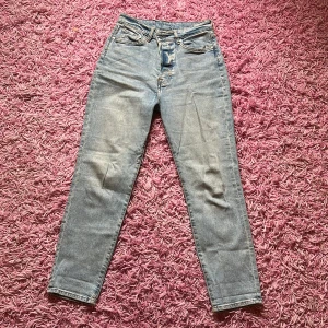 Jeans - Det är high waisted mom jeans I ljusblå jeanstyg med knappgylf 