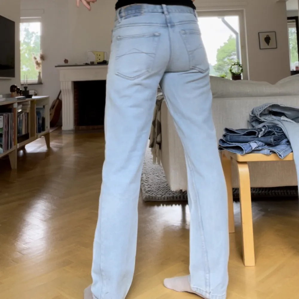Ett par straight leg lowwaist jeans som passar M. De går ner till golvet på mig som är 173. Köpare betalar frakt, klicka på köp nu❤️. Jeans & Byxor.