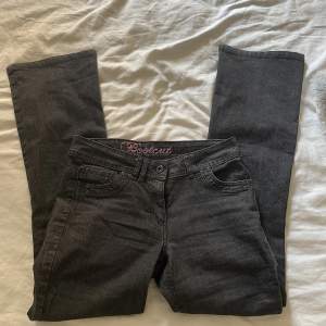 Ett par skit snygga svarta bootcut jeans som jag köpte för ett år sedan. Minns inte exakt vart. Har gått upp i vikt så de passsr inte längre. Använda en gång ❤️ 